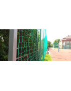 Piłkochwyty na boiskach zewnętrznych - słupy, siatki i akcesoria montażowe